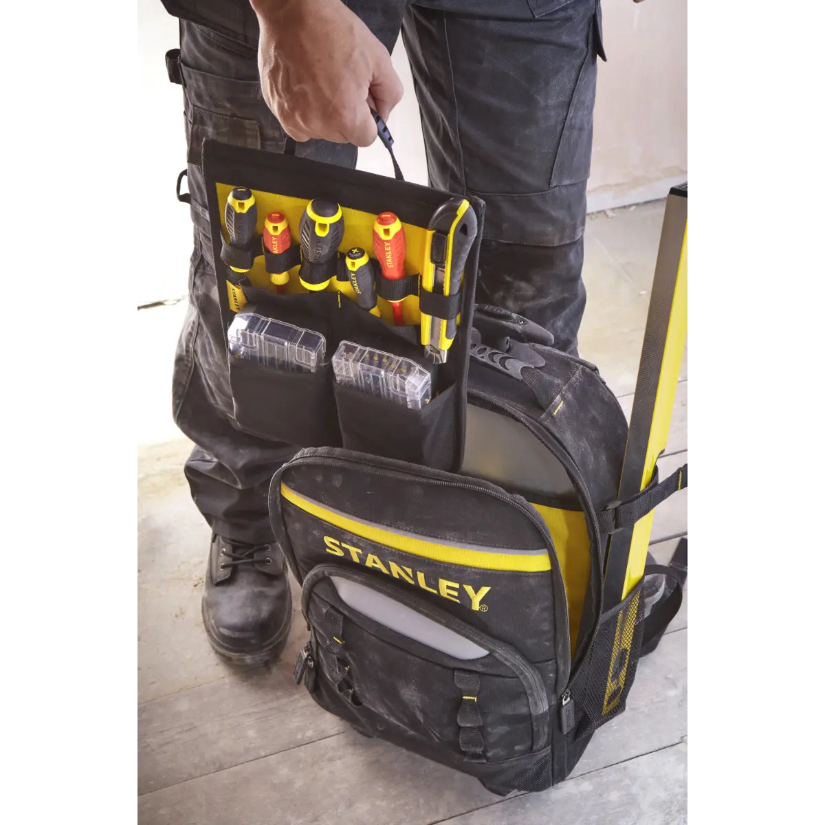 STANLEY Essential Rucksack mit Teleskopgriff und Rädern, 15kg Ladefähigkeit