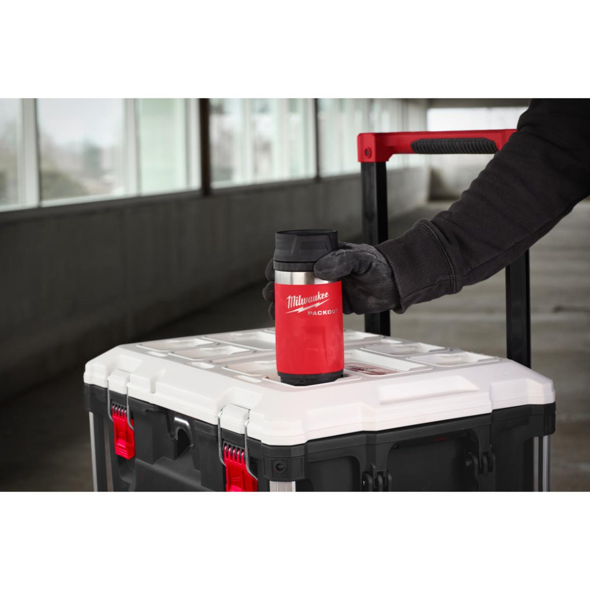 Milwaukee ﻿PACKOUT Isolierbecher mit Trinkdeckel