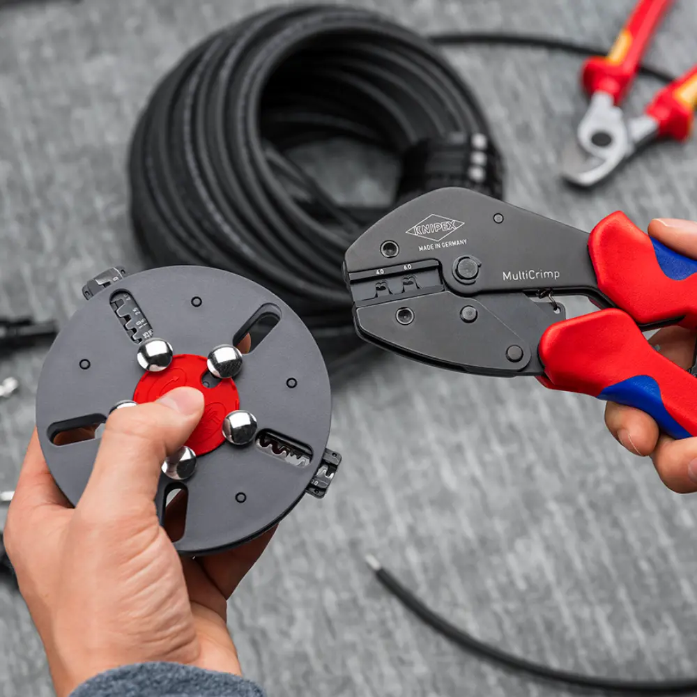 KNIPEX MultiCrimp Crimpzange mit Wechselmagazin mit Mehrkomponenten-Hüllen brüniert 250 mm