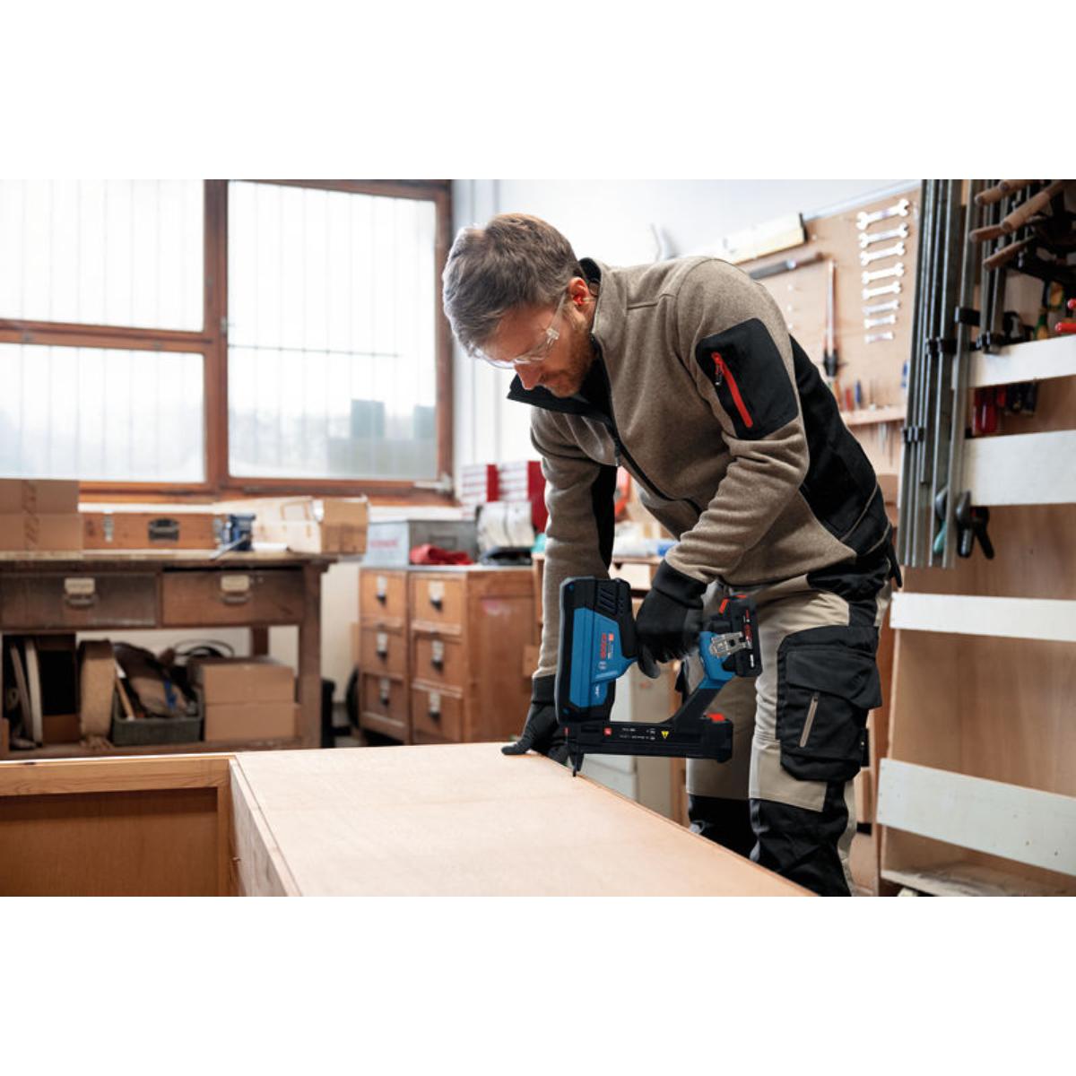 Bosch Akku-Holzklammerer GTH18V-38-2M