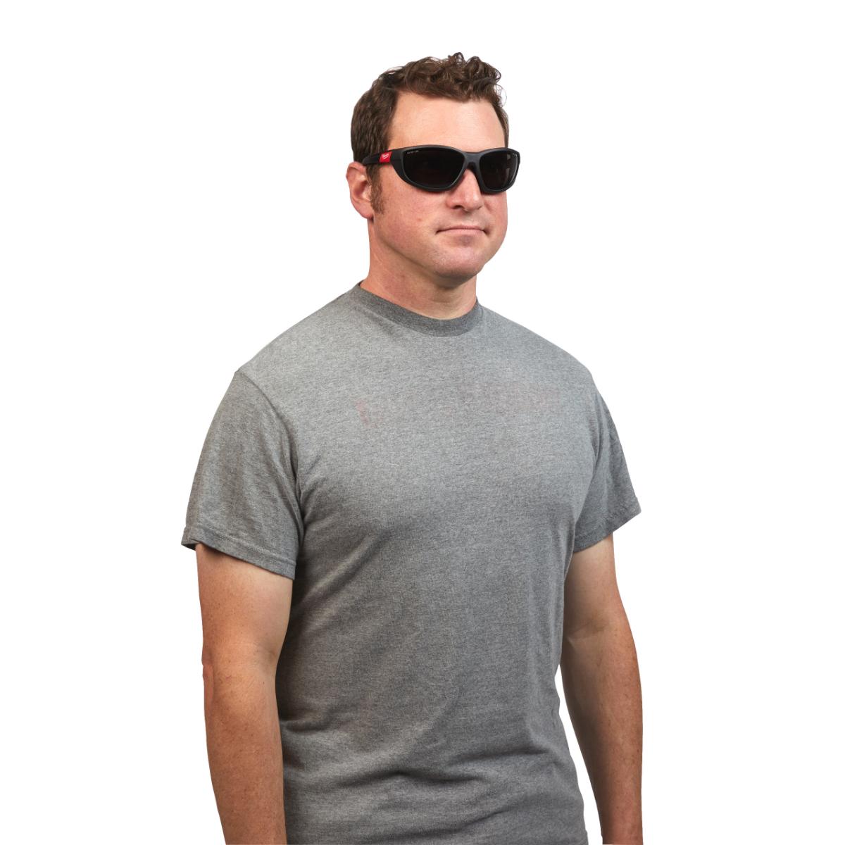 Milwaukee - High Performance Schutzbrille getönt PREMIUM mit Schaumstoffauflage