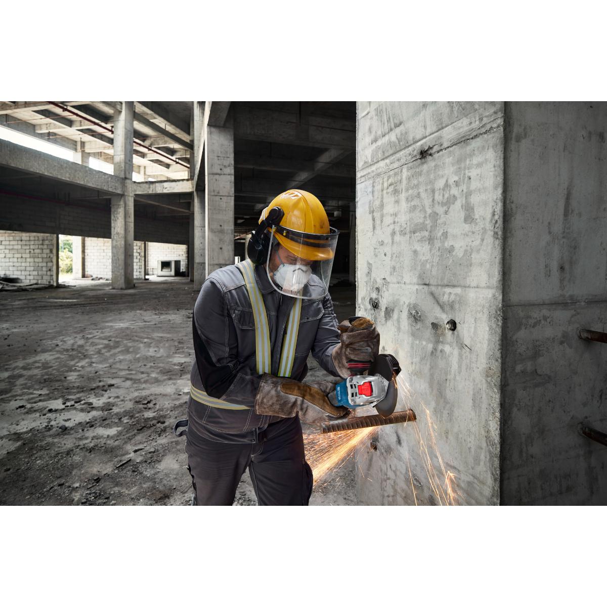 Bosch Akku Winkelschleifer mit X-LOCK GWX 18V-11 S in L-BOXX
