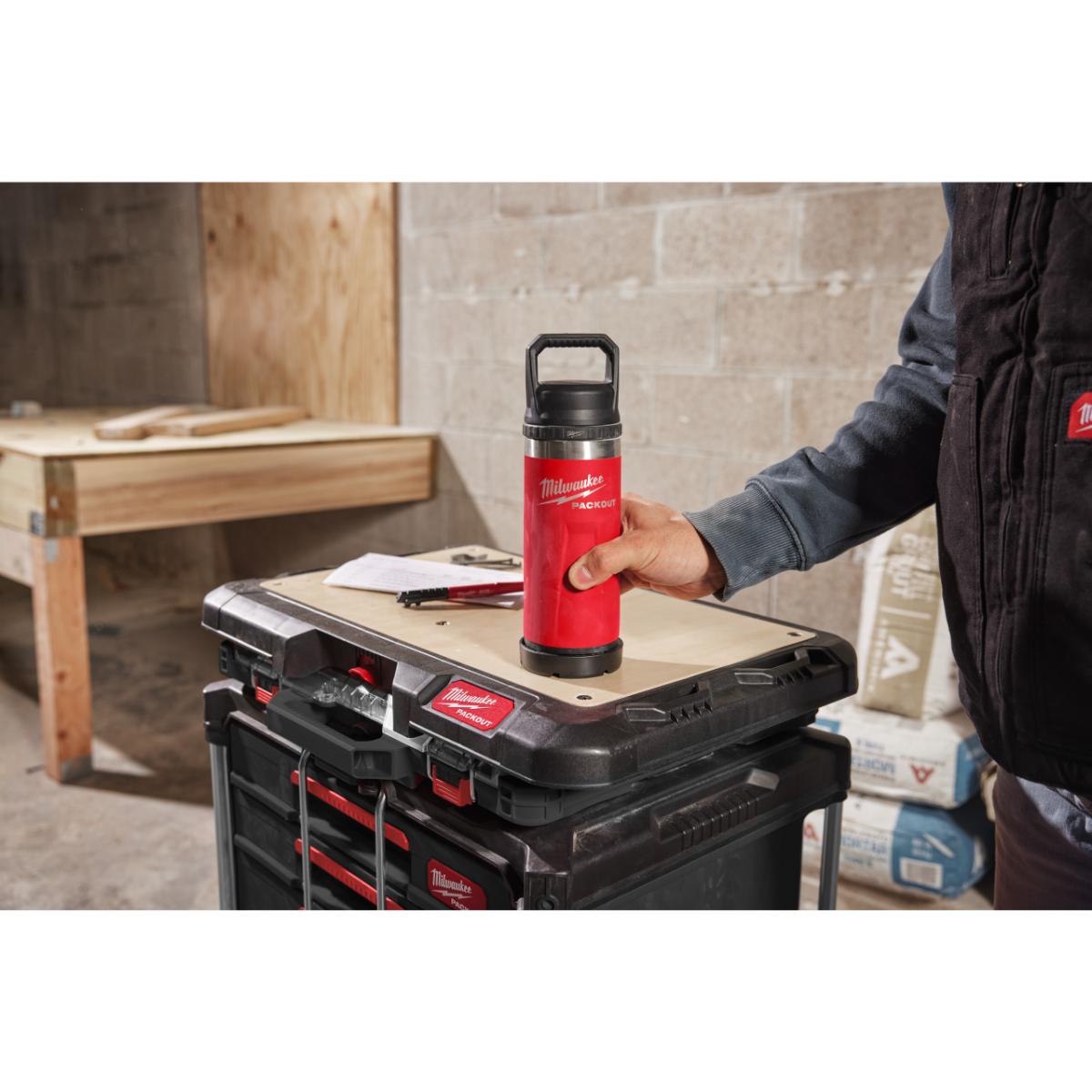 Milwaukee ﻿PACKOUT Thermoflasche mit Schraubdeckel 700 ml