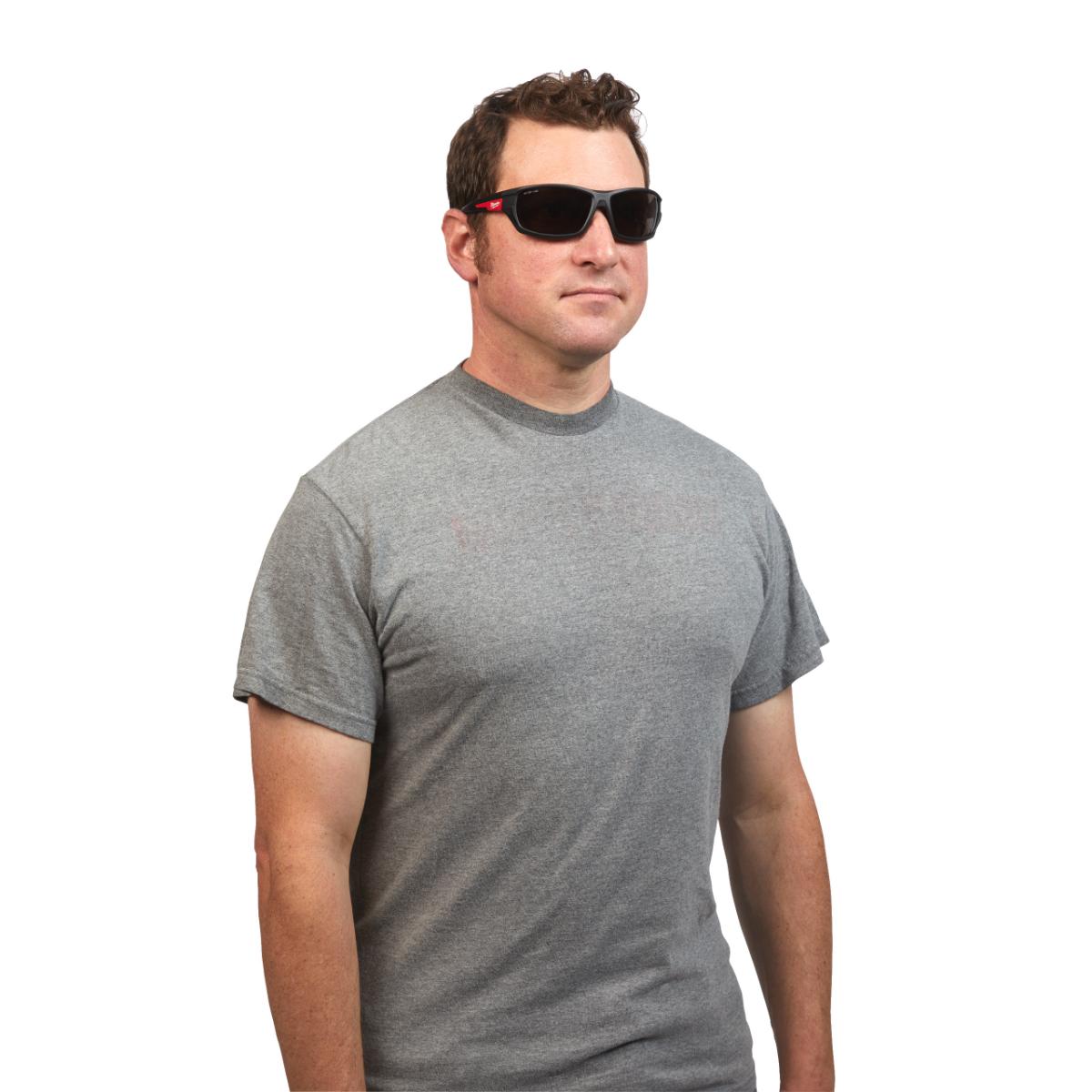 Milwaukee - Performance Schutzbrille getönt