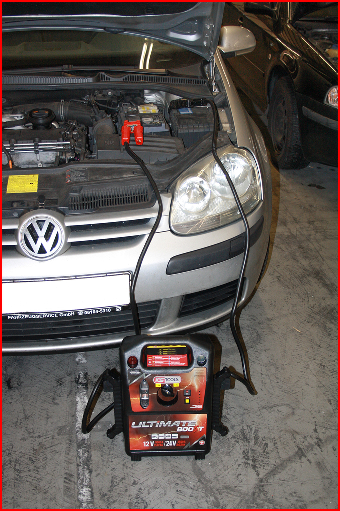KS Tools 12 V + 24 V Batterie-Booster, mobiles Starthilfegerät 1700 A